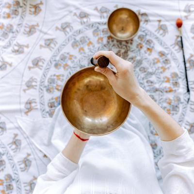 Este terapia prin sunet reală? Află cum putem folosi acasă puterea bolurilor tibetane pentru vindecare și relaxare! 