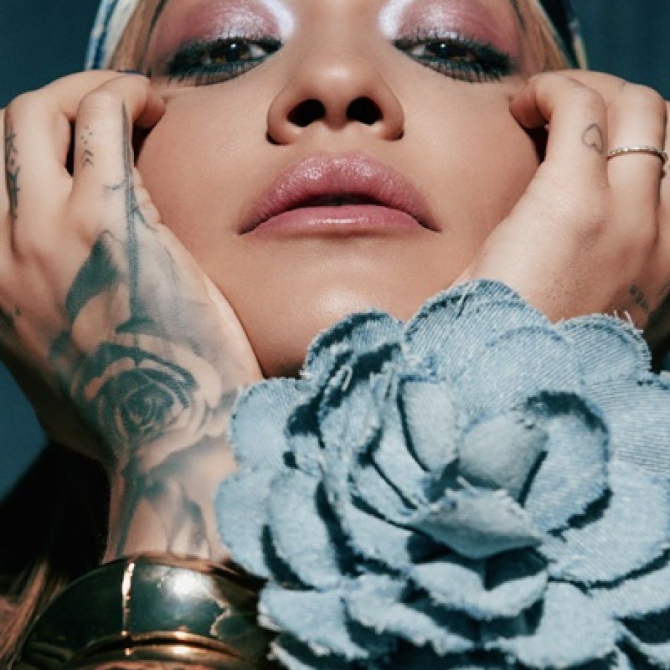 SARBATORESTE PASTELE IN HAINE NOI