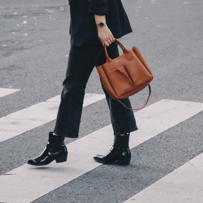 Trend alert: Ghete și botine din piele lăcuită, încălțămintea must-have a acestui sezon