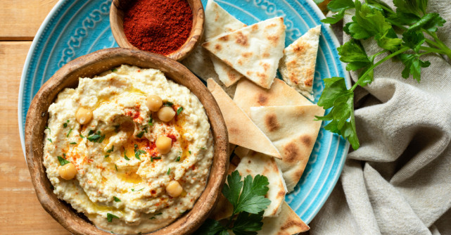 3 preparate pe care poti sa le gatesti cu o singura conserva de naut: Aperitiv, fel principal si desert!