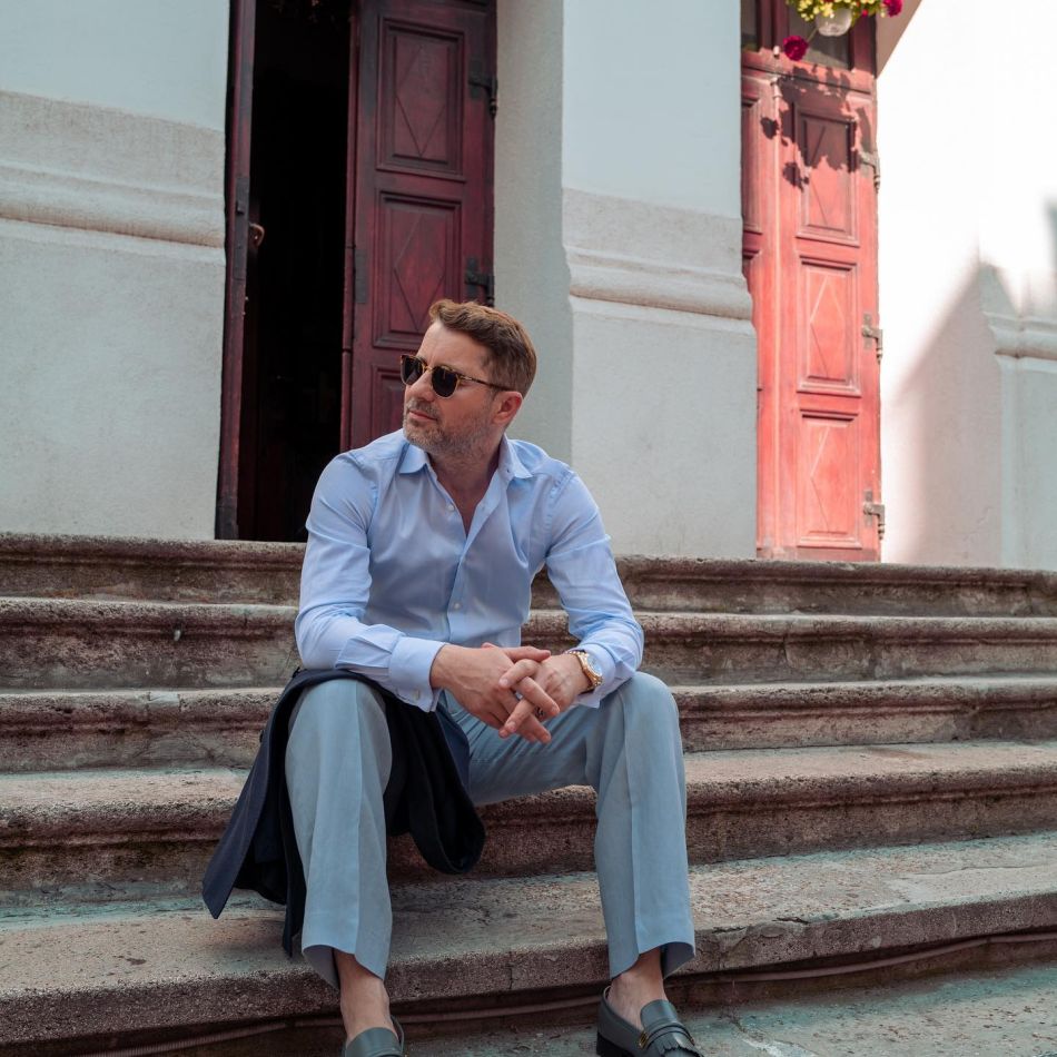 Adi Sînă și-a făcut bagajele și a plecat de acasă! Motivul pentru care artistul s-a mutat la hotel