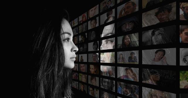 Cum sa te reimprietenesti cu chipul tau real, fara filtre, intr-o lume influentata de social media