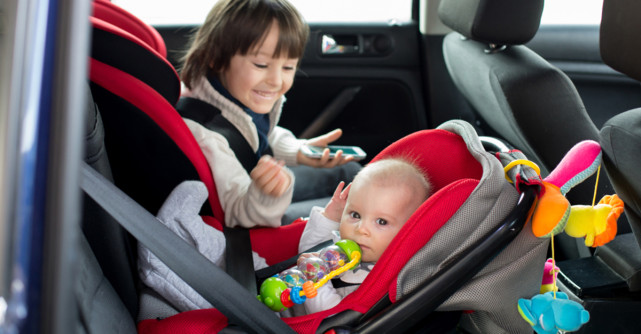 Cum alegi scoica sau scaunul auto pentru bebeluș și copilul mai mare: ghid pentru părinți