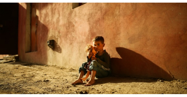  Un baietel descult privea prin vitrina unui magazin cu pantofi. Iata ce a urmat