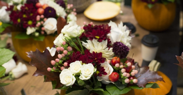 Dovleci sculptati si flori delicate in colectia pentru Halloween de la Floria.ro si Floria In Strada