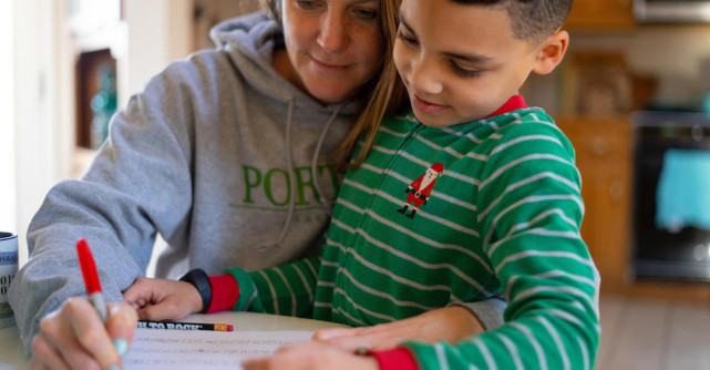 Familiile celor care lucrează au nevoie de mai mult sprijin pe măsură ce COVID-19 ia amploare