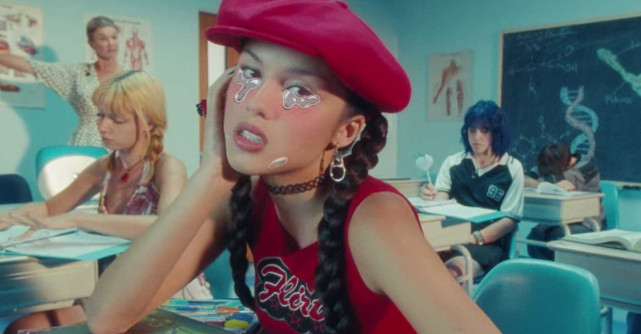 Olivia Rodrigo a lansat videoclipul piesei Brutal