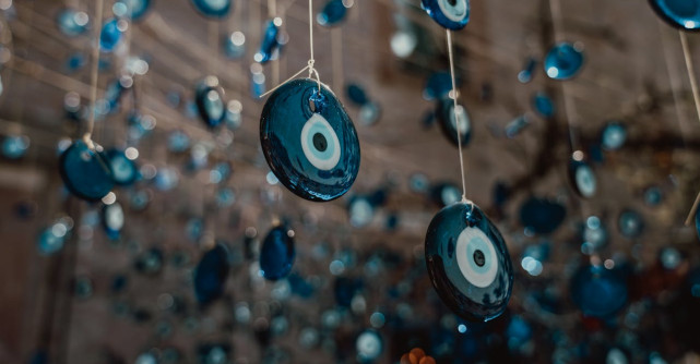 Secretele ochiului albastru: Talismanul Evil Eye și apărarea spirituală împotriva farmecelor și deochiului