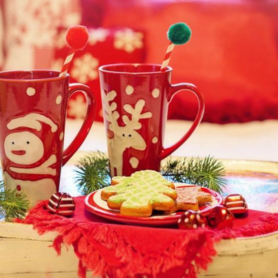 11 cele mai frumoase perne cu imprimeu de Crăciun pe care le-am găsit online