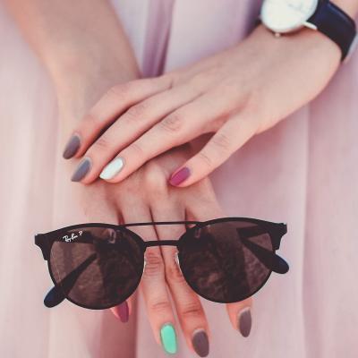 Manichiura cu mai multe culori de ojă încă se poartă