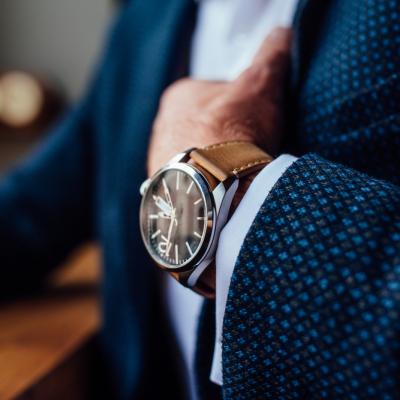 Ceasuri bărbătești ieftine: cadouri de buget, dar cu impact