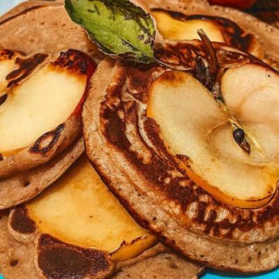 Desert rapid cu aroma de toamna: Pancakes cu mere