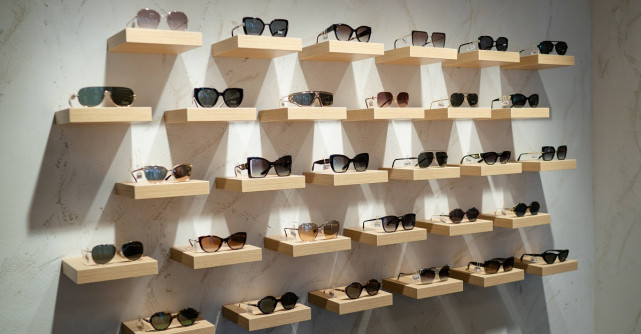 Cum să asortezi ochelarii de soare la o ținută casual? 5 sfaturi