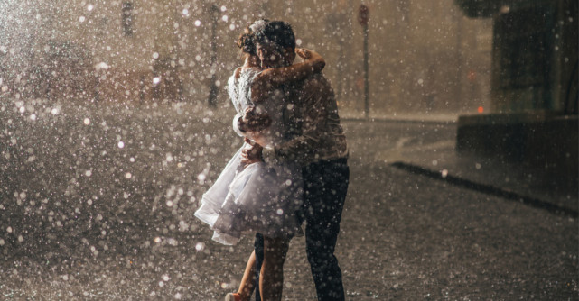 Daca te iubeste cu adevarat, te va tine strans in brate in cele mai crunte furtuni