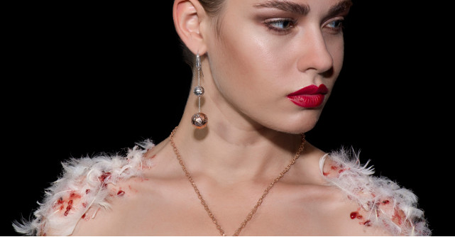 Cercei masivi cu pietre si decoratiuni: vezi ce modele de bijuterii se poarta acum