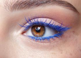 Mascara colorată – rebelă, jucăușă și irezistibilă: cum o porți vara asta ca să ieși din mulțime