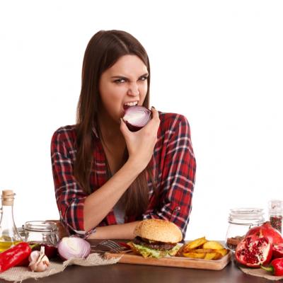 Dilemele lui Carmen: Ceapa ei de dietă cu răbdări prajite!