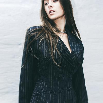 Alege sacourile strâmte pe talie cu umerii mari pentru un look 80s șic!