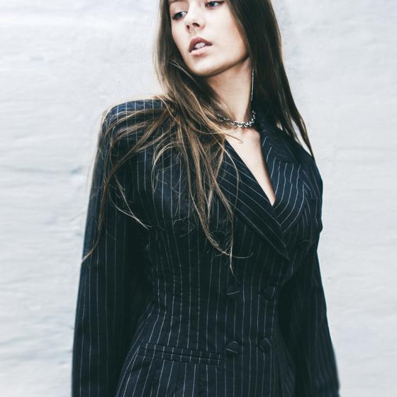 Alege sacourile strâmte pe talie cu umerii mari pentru un look 80s șic!