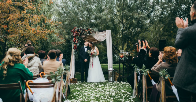 6 tinute de purtat la o nunta de toamna