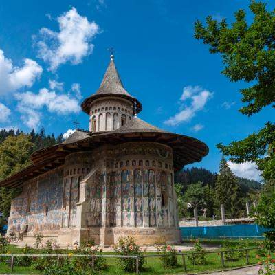 Legendele fascinante ale sfintelor mănăstiri din România: Putna, Voroneț, Moldovița și Cozia sunt moștenirile cele mai de preț 