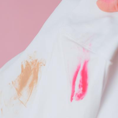 Cum să scoți petele de machiaj de pe haine fără să le distrugi