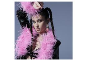 Cine este Erika Isac, artista cu voce și inimă de aur