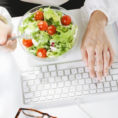 Cum să ne controlăm poftele alimentare: trei sfaturi pentru femei ocupate