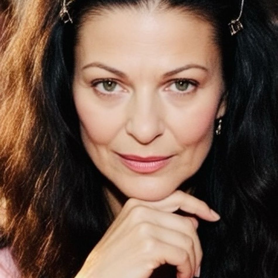 Elena Cârstea a revenit în România după aproape un deceniu. Artista a fost văzută într-un scaun cu rotile la aeroport