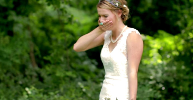 Video: A avut parte de surpriza vietii ei in ziua nuntii. Nici macar eu nu mi-am putut stapani lacrimile