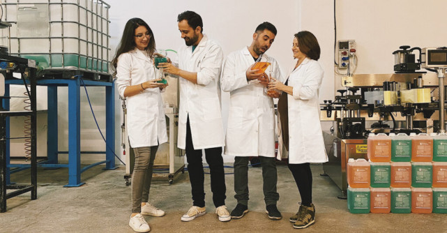 Românii întorși din Italia care produc detergent pentru familii din orașul lor natal 