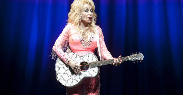 De ce dormea Dolly Parton machiată în fiecare noapte? Secretul ascuns timp de decenii din spatele perucilor voluminoase