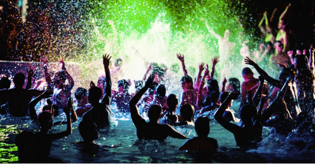 Petrecere Desperados în cea mai adâncă piscină din lume