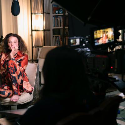 PREMIERA DISNEY+ : 'DIANE VON FURSTENBERG: FEMEIA LA DATORIE'