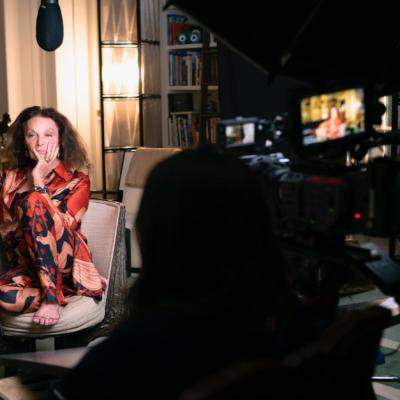 PREMIERA DISNEY+ : 'DIANE VON FURSTENBERG: FEMEIA LA DATORIE'