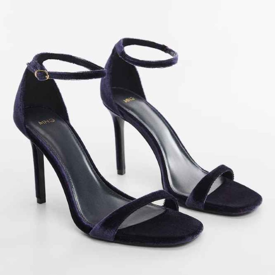 Bleumarin este NOUL negru! 20 de piese vestimentare pentru garderoba ta