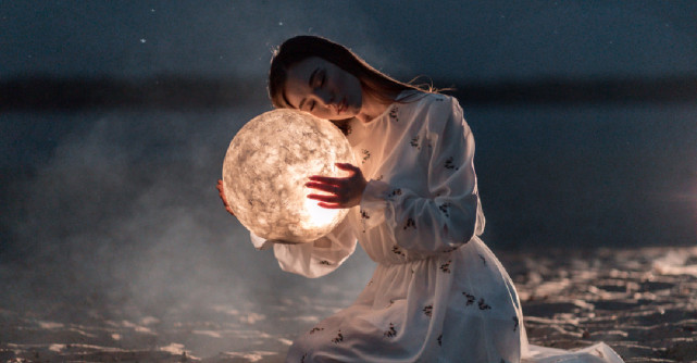 Ritual de Lună Nouă pentru a ne preda destinului și a ne elibera de trecut. Îmbrățișăm noul capitol al vieții noastre