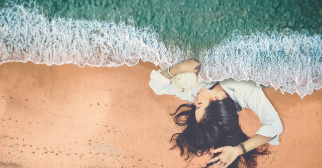 Dicționar de vise: Ce înseamnă când visezi APĂ (că te scalzi, inundații, apă mare și alte modalități prin care poți visa apa)