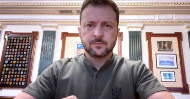 Cereri crescute, inclusiv în SUA, pentru bluza purtată de Vlodimir Zelenski ! Cât costă ținuta președintelui Ucrainei