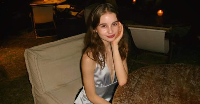 Irina Columbeanu revine la pasiunea pentru artă. Tânăra își prezintă creațiile pe TikTok și este susținută de mama ei