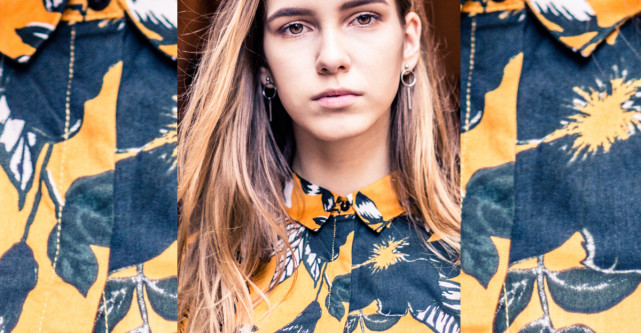 Cămășile cu imprimeuri de eșarfă sunt piese-cheie în iarna asta!