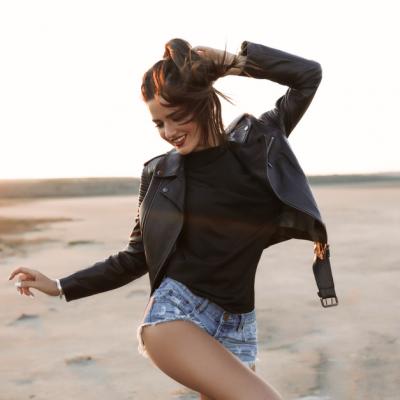 Geaca de piele! Obiectul vestimentar care nu trebuie să îți lipsească din garderobă!