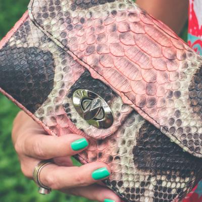 Geanta din imitație de piele de reptilă rămâne încă la modă