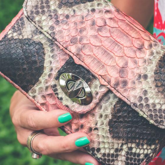 Geanta din imitație de piele de reptilă rămâne încă la modă