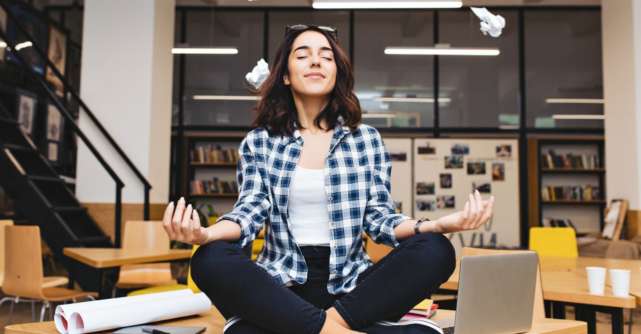 Cum faci meditatie la locul de munca: tehnici care te scapa de stres