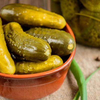 Castraveți muraţi de vară. O reţetă simplă, de la bunica