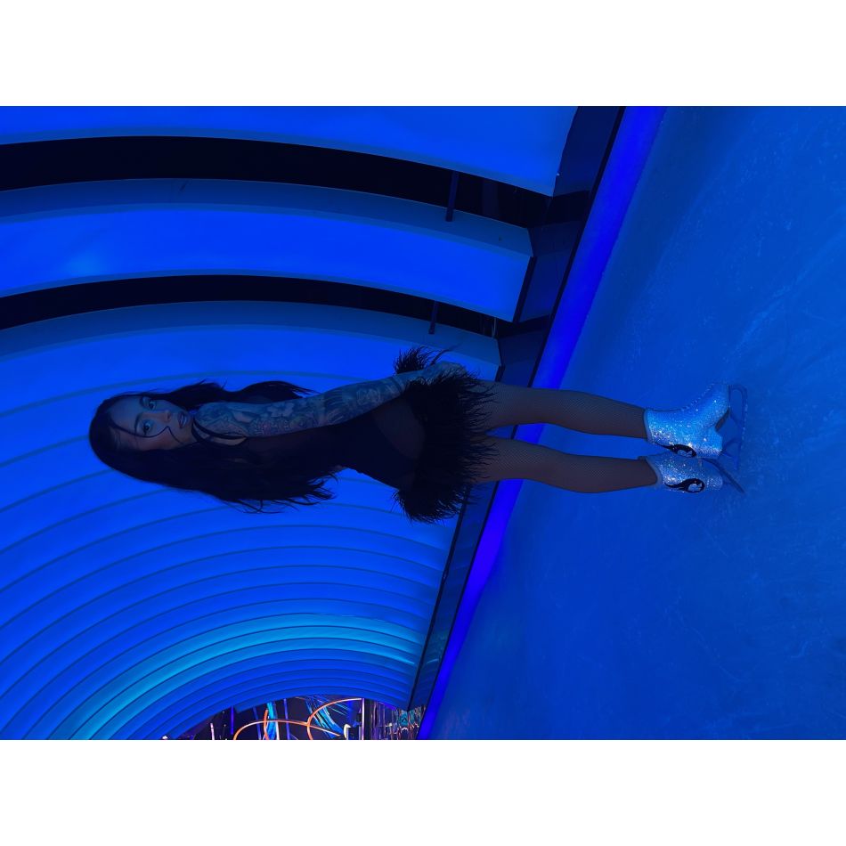 RUBY a făcut show pe gheață cu o pereche de patine unică în lume