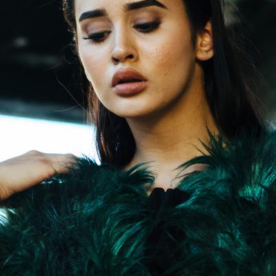 Se poartă hainele cu pene aplicate: fii Glamour chiar și ziua!