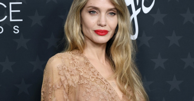 Incident șocant în timpul vizitei Angelinei Jolie în Ucraina. Șoferul ei a fost înrolat și dus pe front