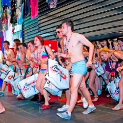 Desigual a imbracat gratis 100 de bucuresteni dezinhibati